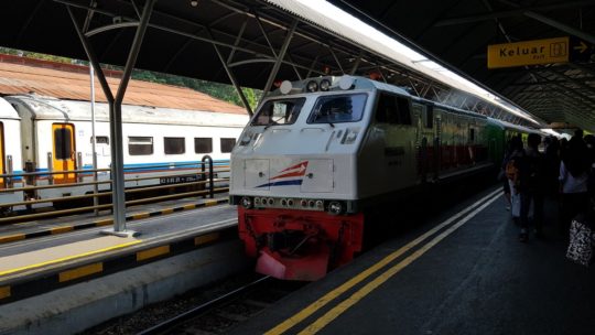 come prenotare treni indonesiani treno arriva in stazione a Surabaya