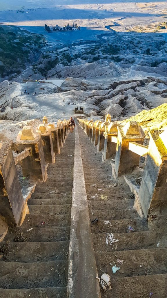 scalinata per salire sul monte bromo con vista sulla vallata