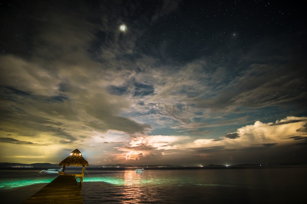 isole da sogno in Indonesia cielo notturno con lampo