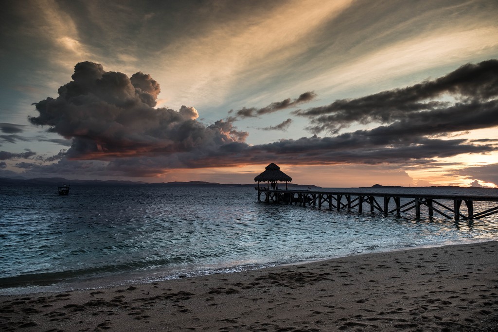 isole da sogno in Indonesia spiaggia con pontile al tramonto