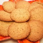 biscotti ghoriba al sesamo dal marocco su vassoio arancione