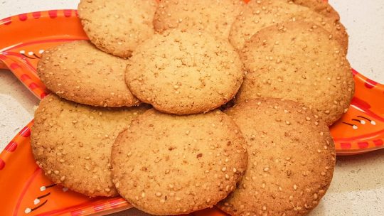 biscotti ghoriba al sesamo dal marocco su vassoio arancione