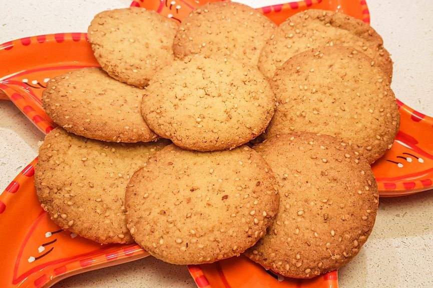 biscotti ghoriba al sesamo dal marocco su vassoio arancione