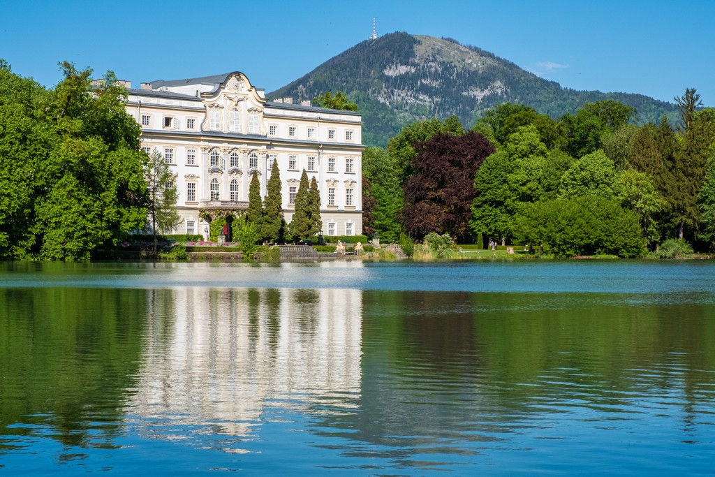 Location di Tutti Insieme Appassionatamente a Salisburgo facciata del castello che si specchia sul lago