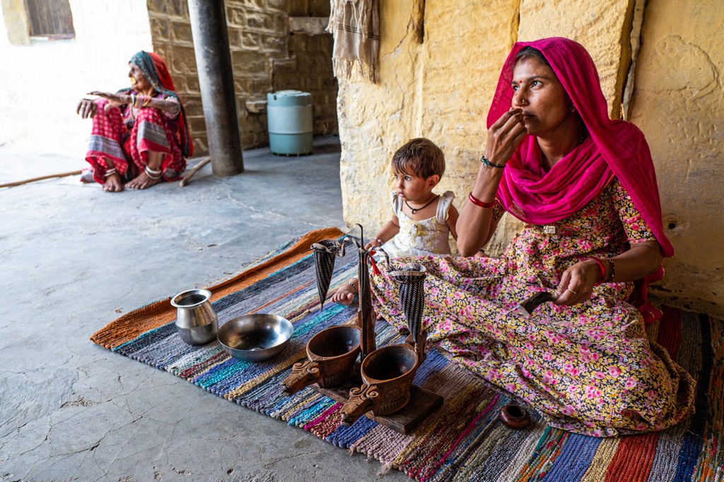 Visitare un villaggio Bishnoi donna con bambino