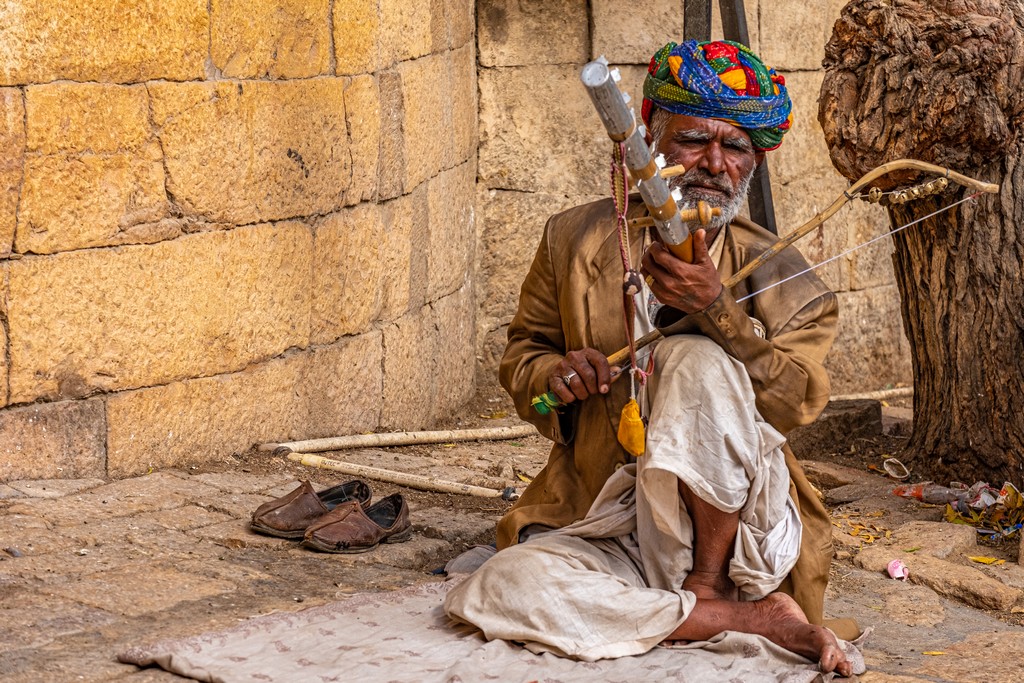 Cosa vedere a Jaisalmer suonatore di strada