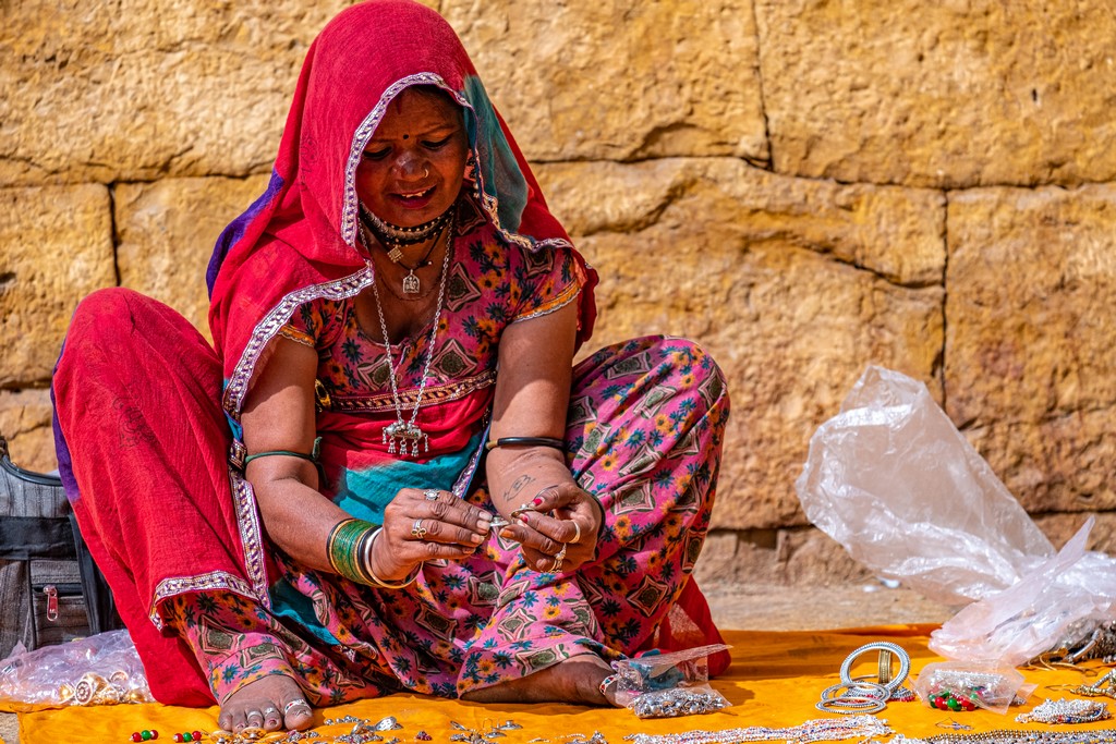 Cosa vedere a Jaisalmer donna che vende