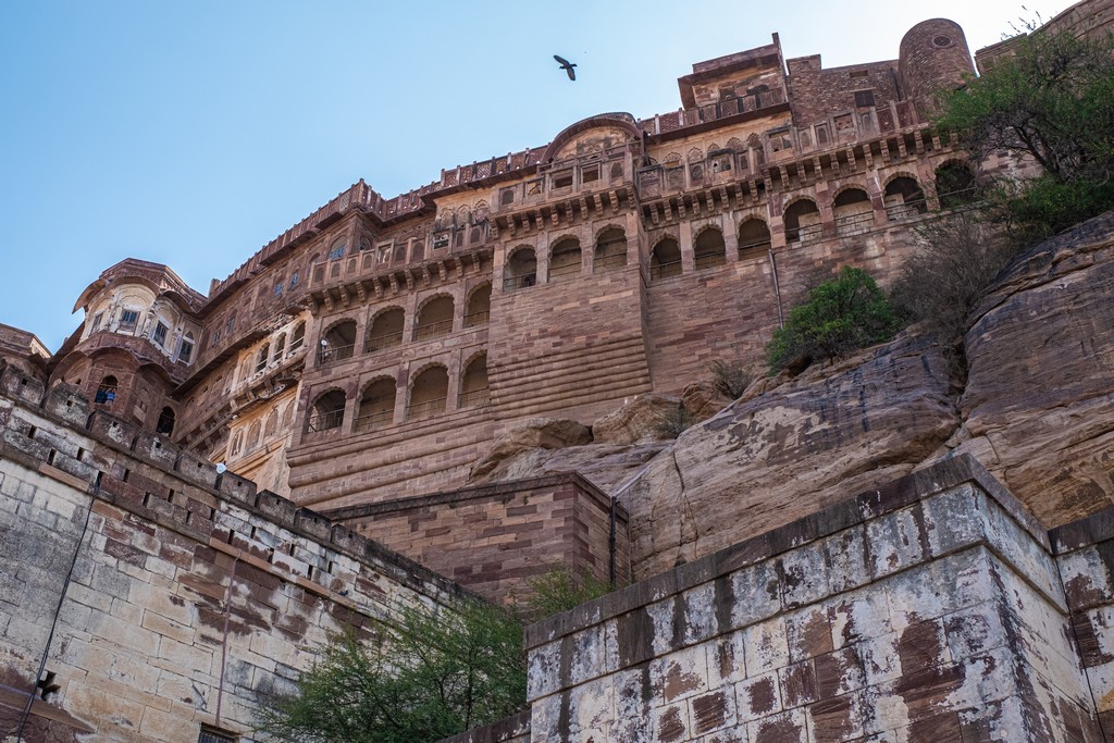 Visitare il Mehrangarh Fort di Jodhpur vista del palazzo dal basso