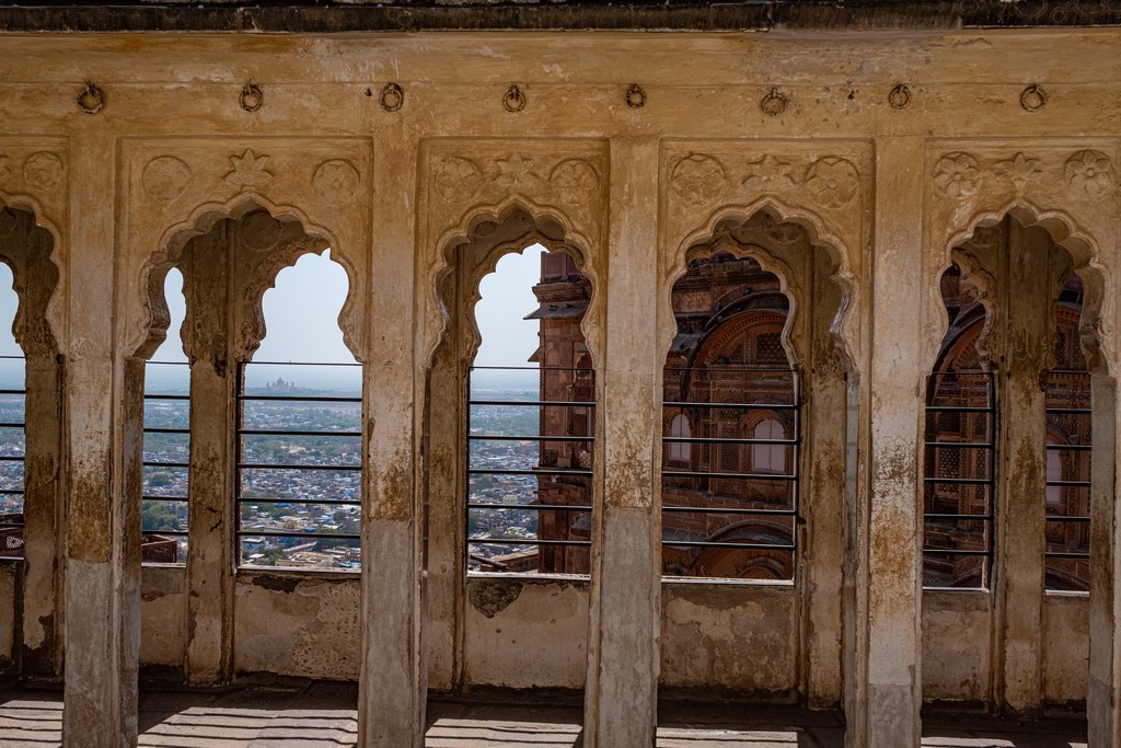 Visitare il Mehrangarh Fort di Jodhpur terrazza con colonne