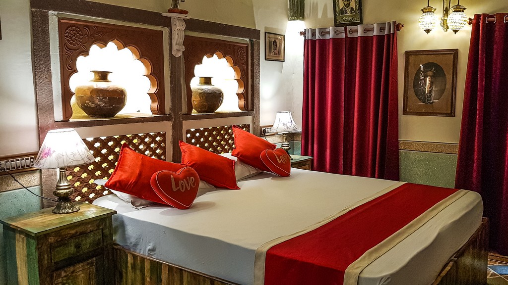 dove dormire a Jodhpur camera di antica haveli con arredamento rosso