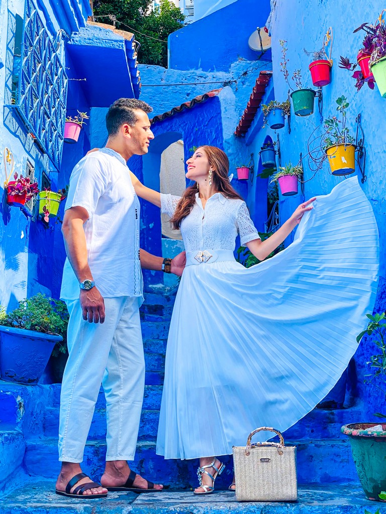 I luoghi più instagrammabili di Chefchaouen coppia su sfondo blu