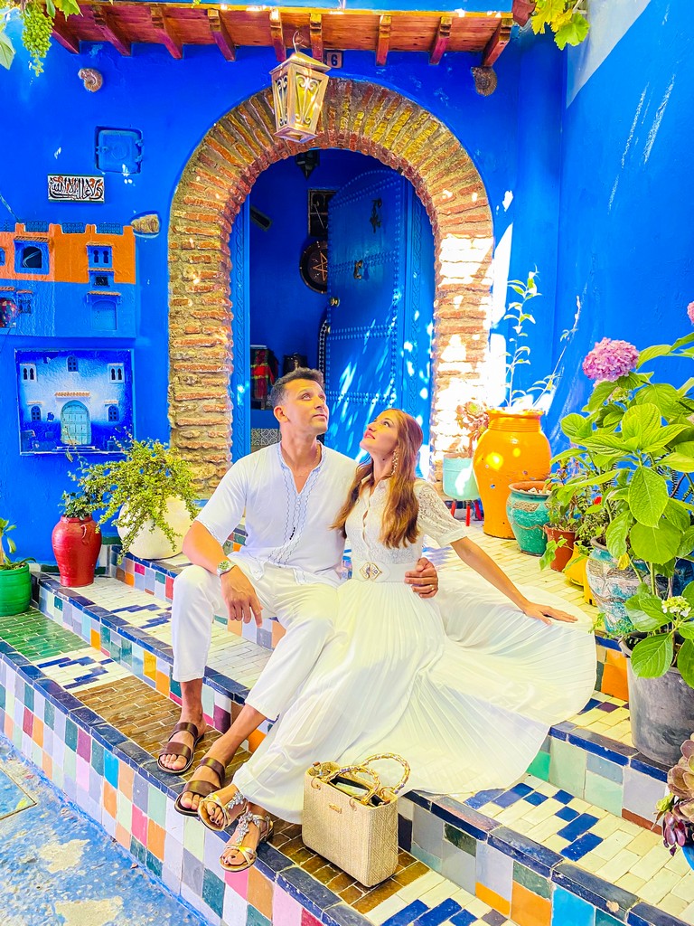 I luoghi più instagrammabili di Chefchaouen coppia seduta