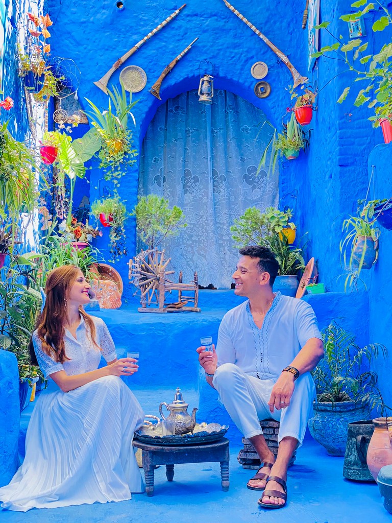 I luoghi più instagrammabili di Chefchaouen coppia su sfondo blu