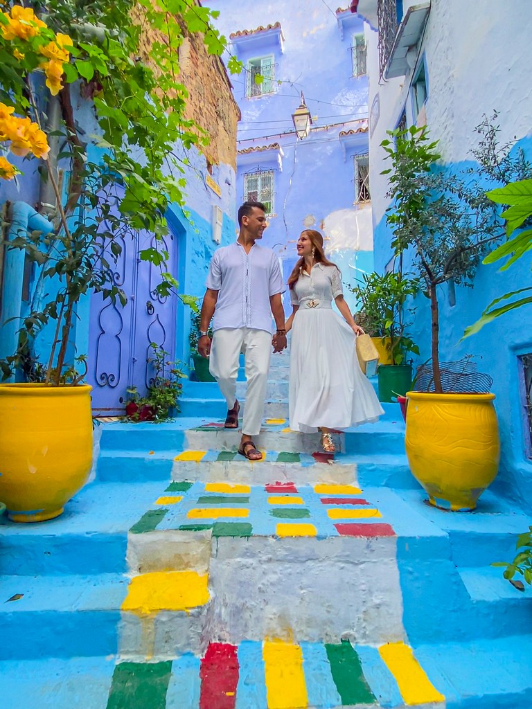 I luoghi più instagrammabili di Chefchaouen coppia in scalinata