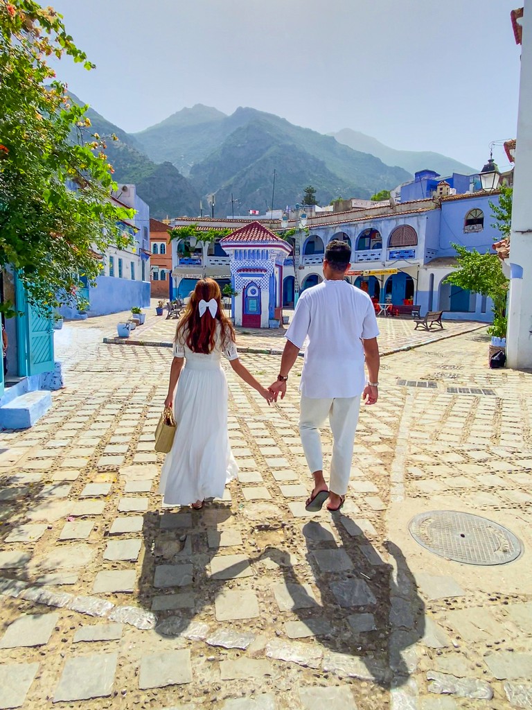 I luoghi più instagrammabili di Chefchaouen coppia che cammina