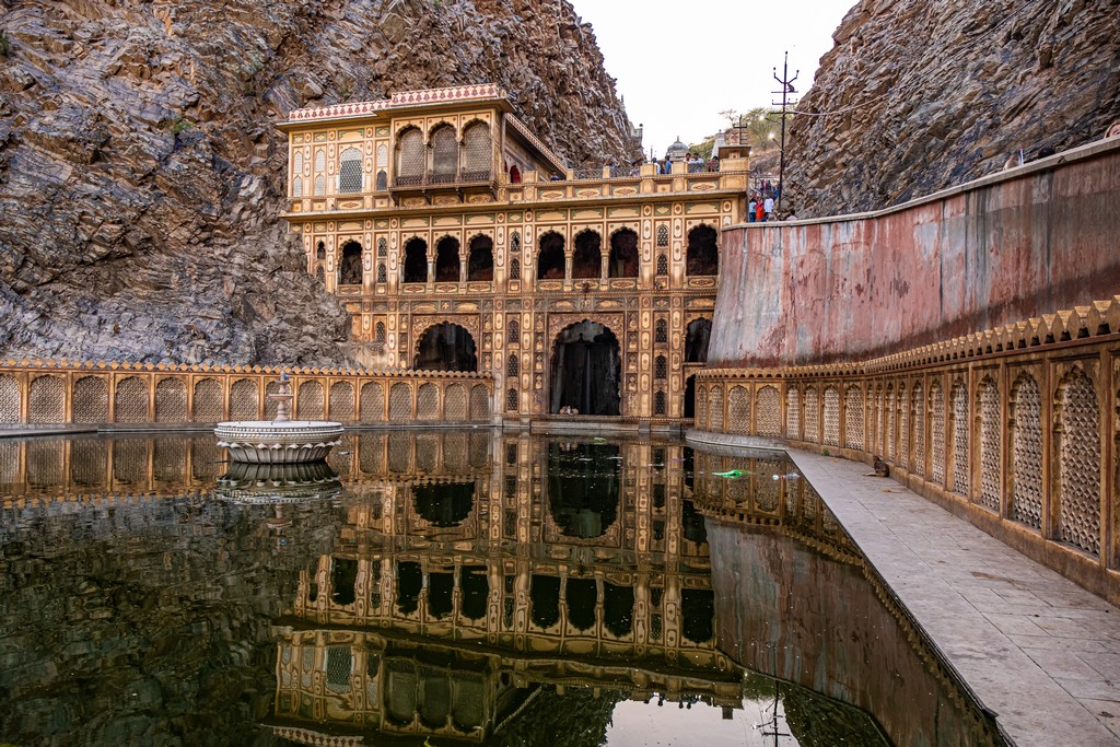 Superare la paura dell'India tempio riflesso nell'acqua