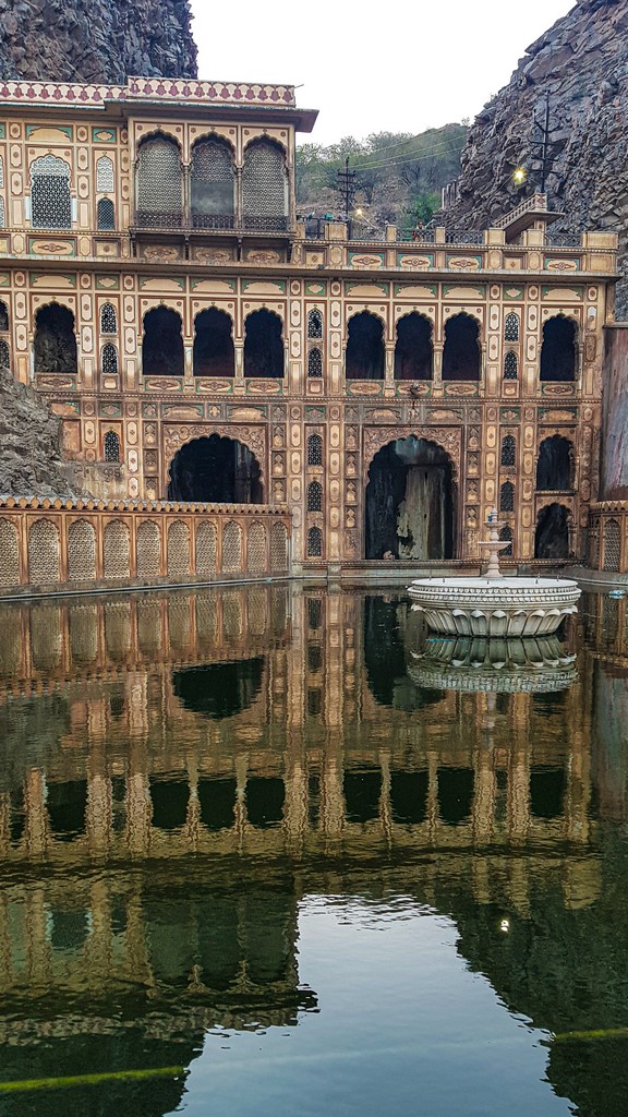 tempio riflesso dell'acqua