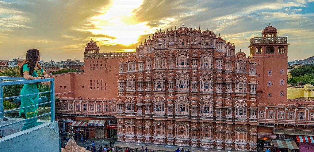 Visita all’Hawa Mahal ragazza con palazzo