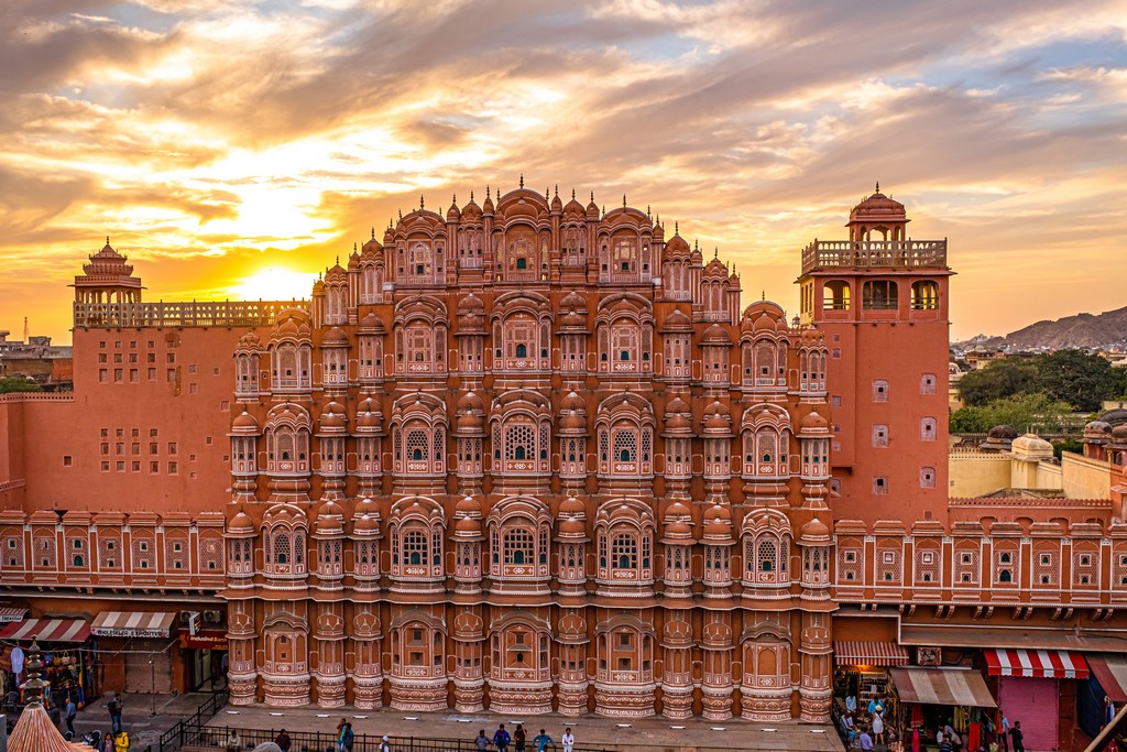 Visita all’Hawa Mahal sole tramonta dietro palazzo