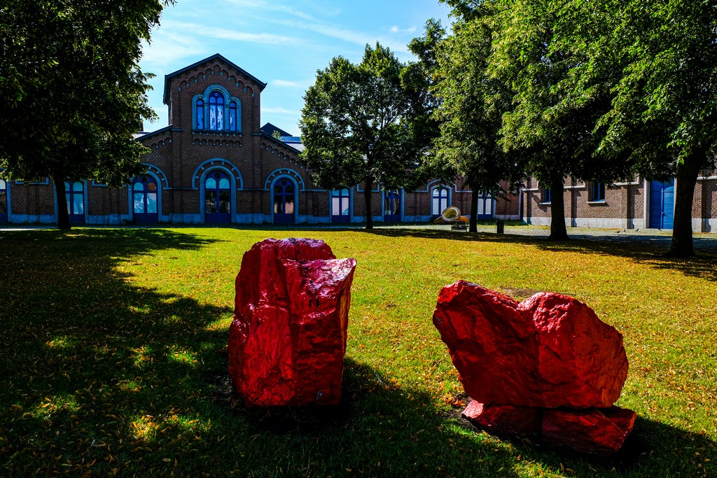 guida a Mons anciens abbattoir dal cortile con installazioni in plastica