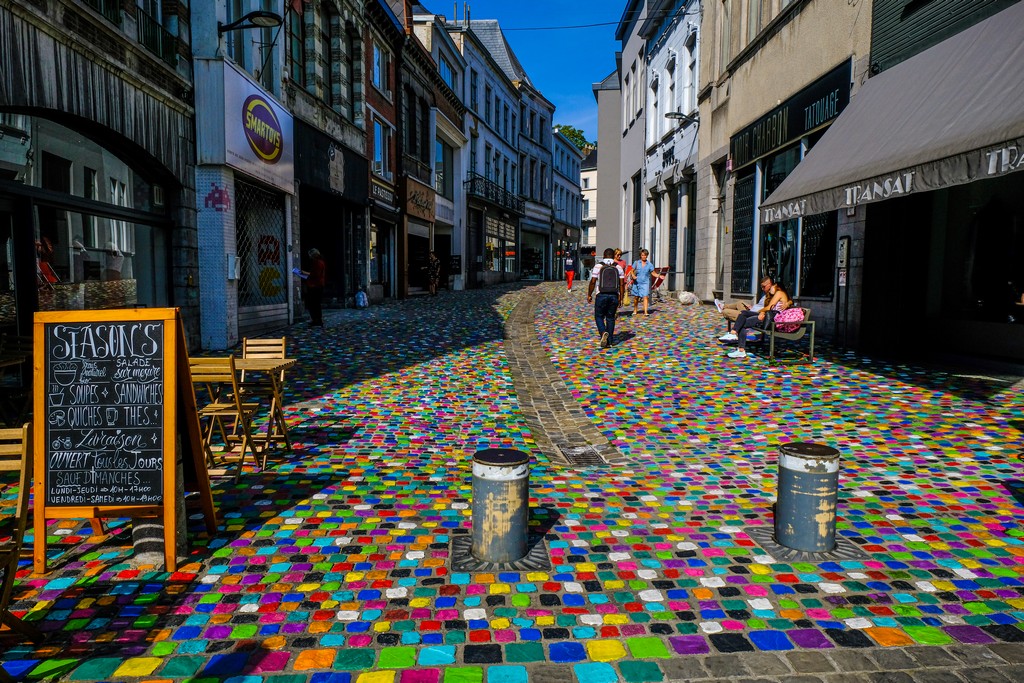 guida a Mons pave colorato