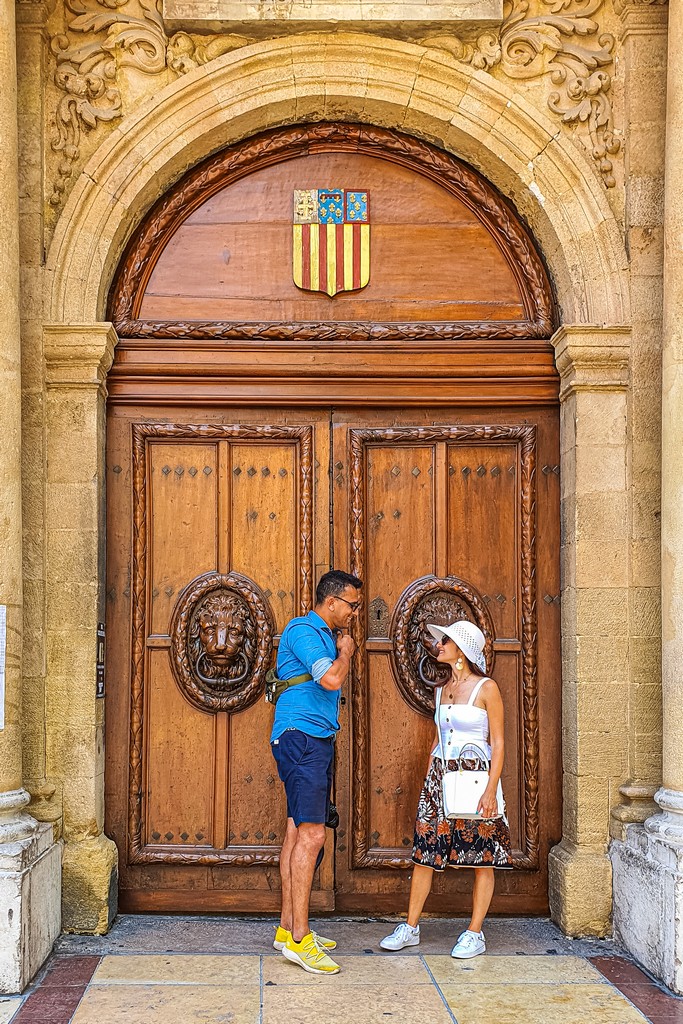 Una giornata a Aix-en-Provence coppia davanti alla porta