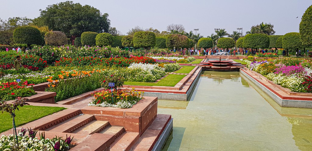 Visitare i Mughal Gardens giardino fiorito