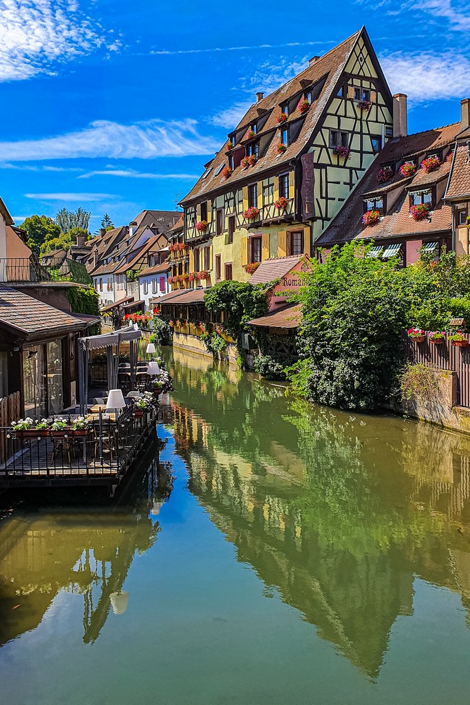 Una giornata a Colmar case si specchiano nel canale