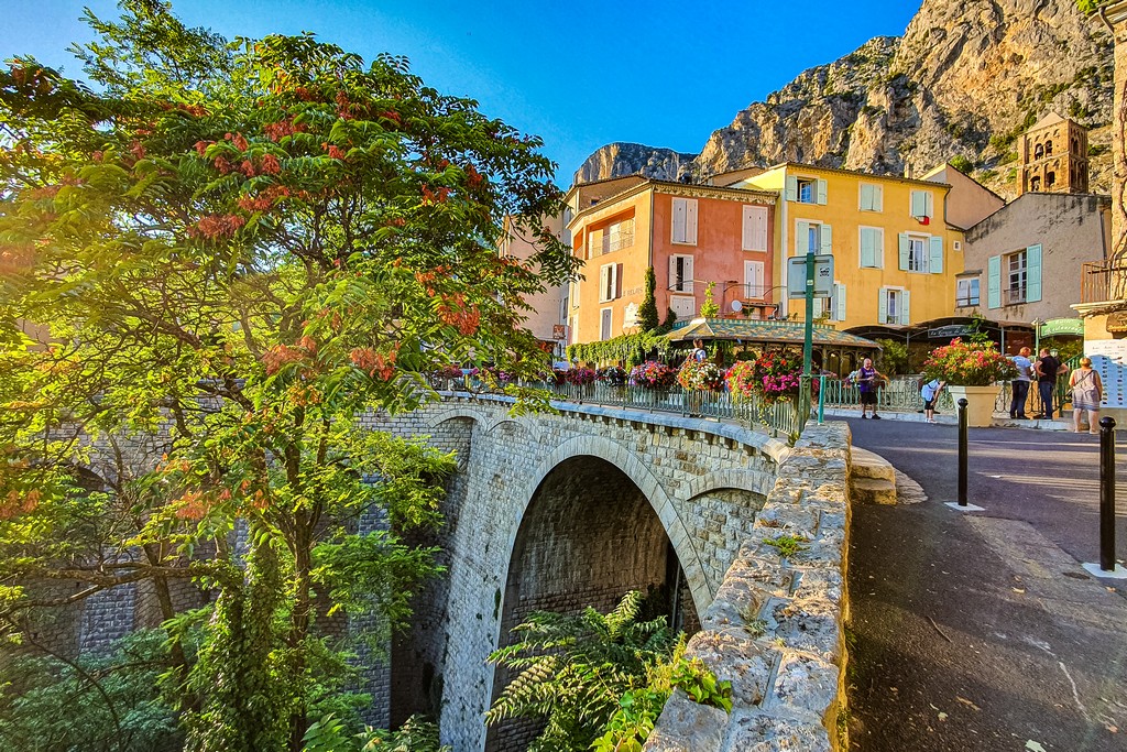 10 giorni in Provenza vista del paese sul ponte