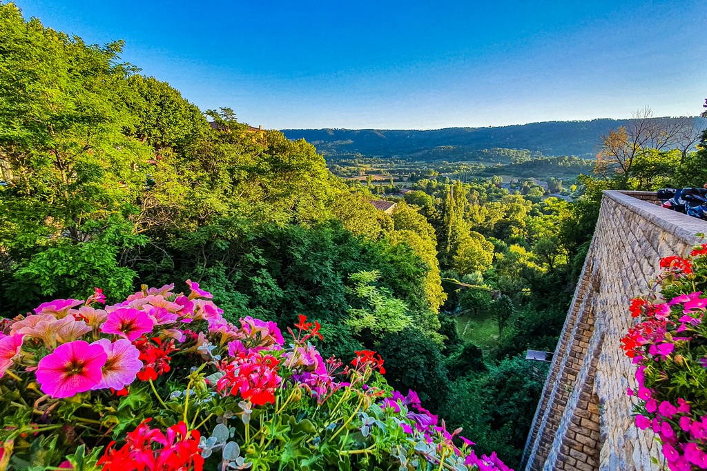 Cosa vedere a Moustiers-Sainte-Marie balcone fiorito sulla vallata