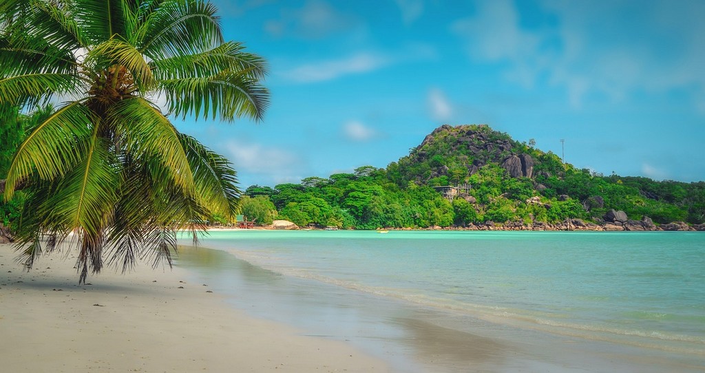 Seychelles fai da te spiaggia con collina