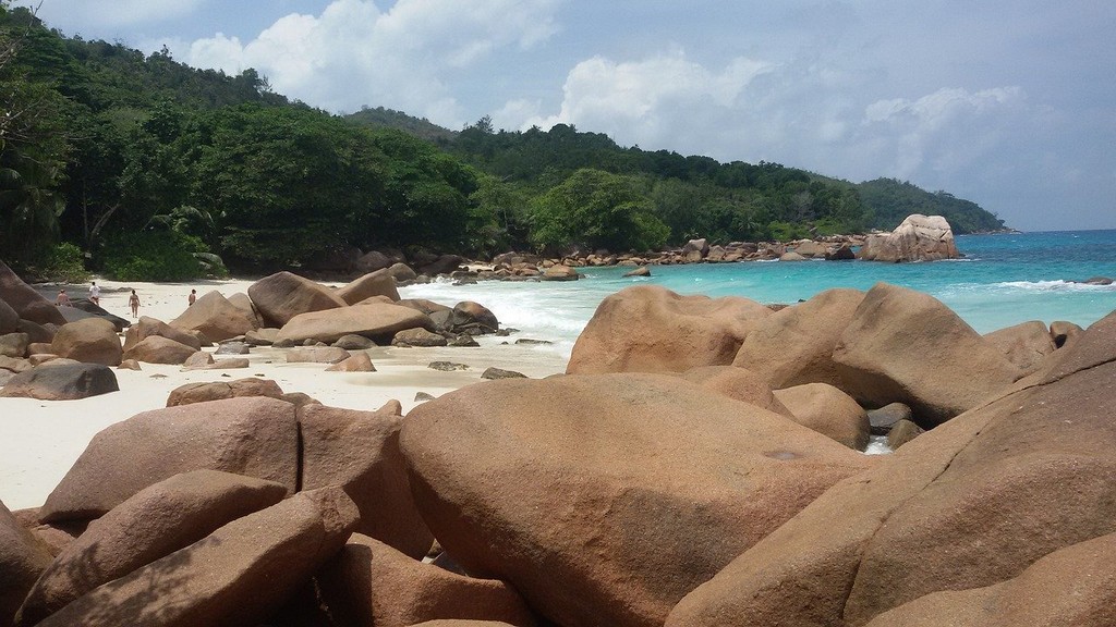 spiaggia con massi di granito