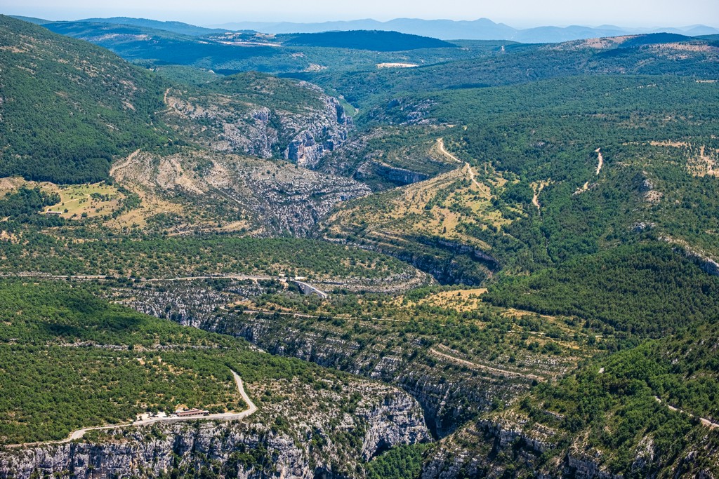 Visita alle Gole del Verdon canyon in lontananza