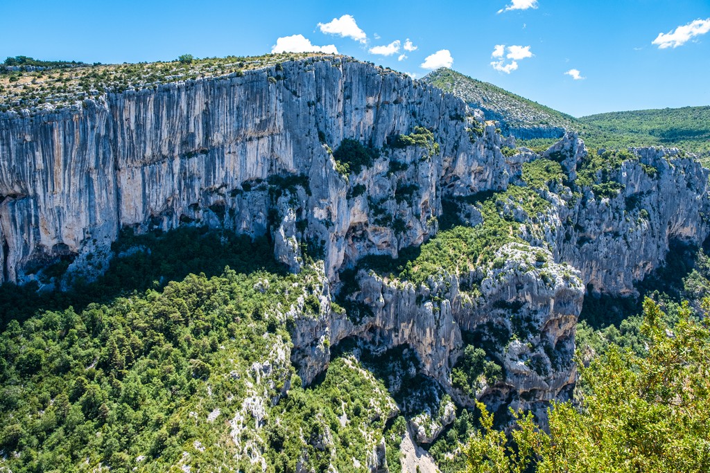 Visita alle Gole del Verdon parete di roccia delle gole