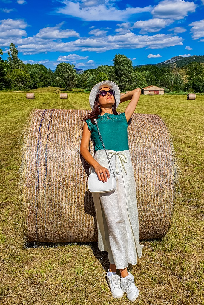 campo con balle di fieno e ragazza