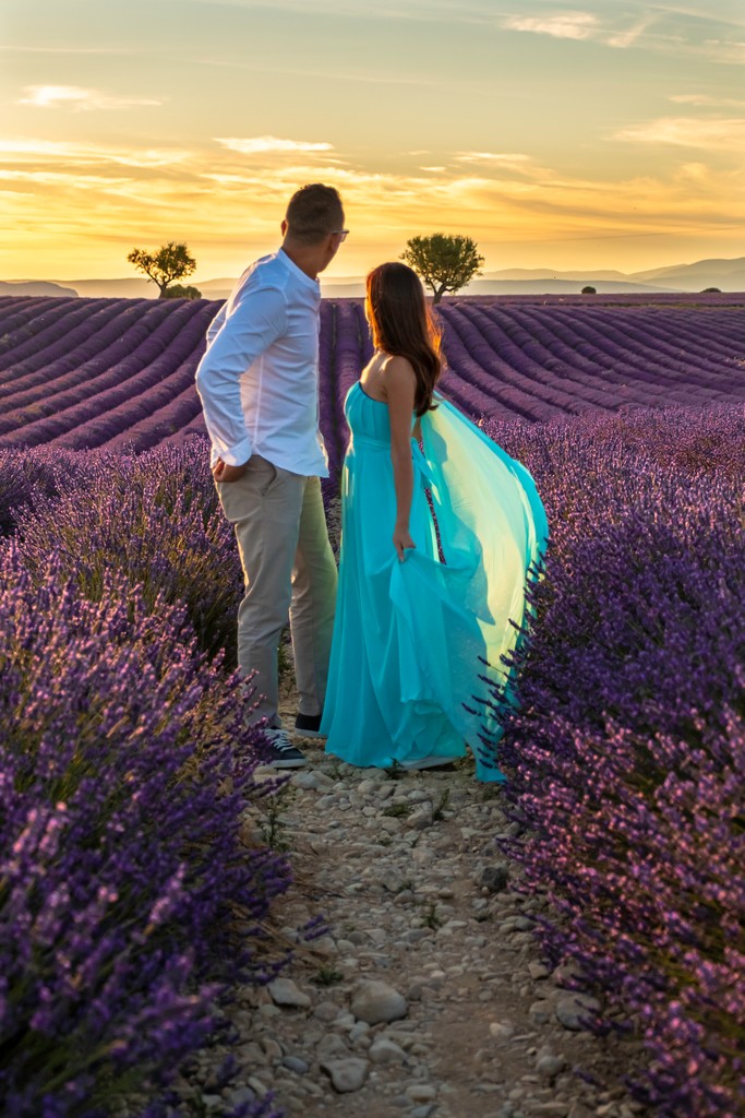 I campi di lavanda più instagrammabili coppia al tramonto