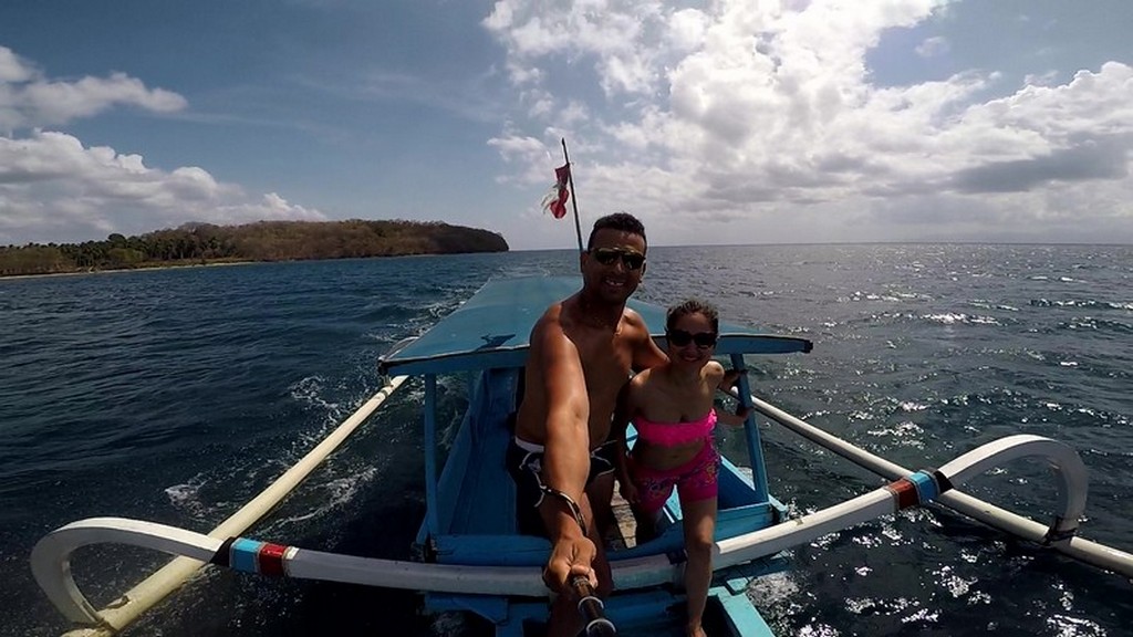 Come visitare le Secret Gili di Lombok coppia su una barca 