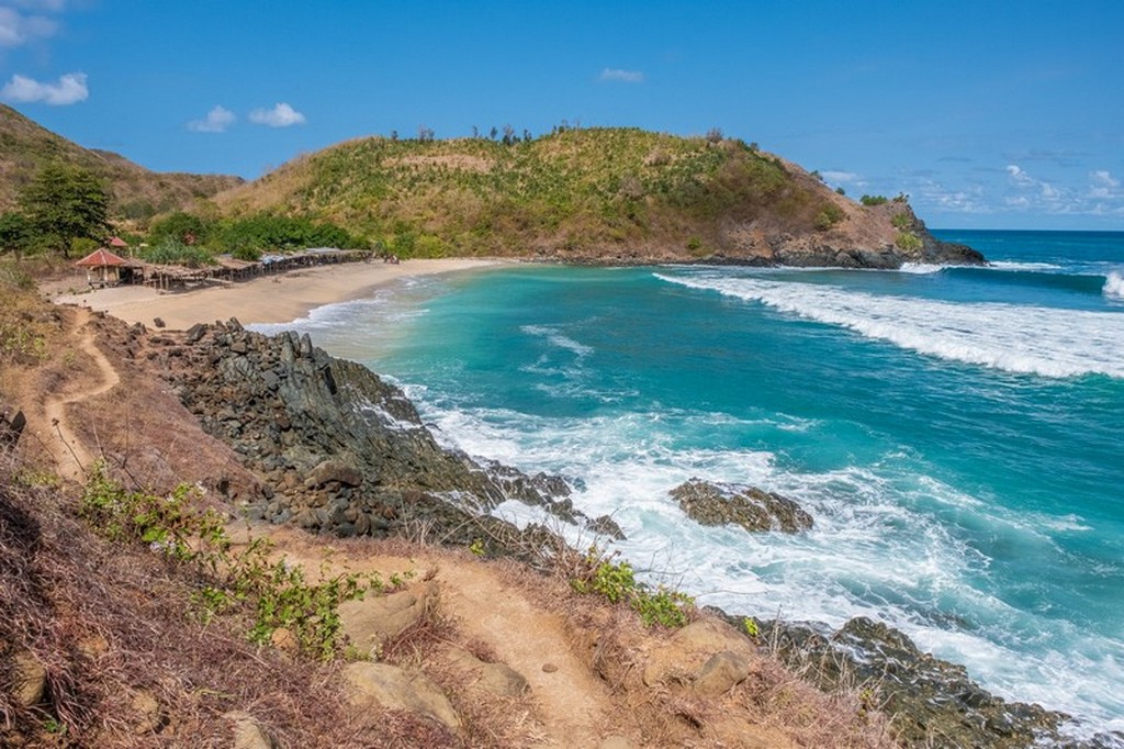 Come visitare Kuta Lombok vista della spiaggia dal promontorio