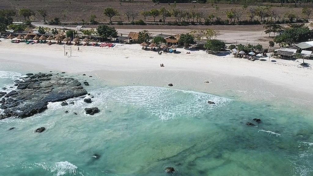 Come visitare Kuta Lombok vista della spiaggia dall'alto