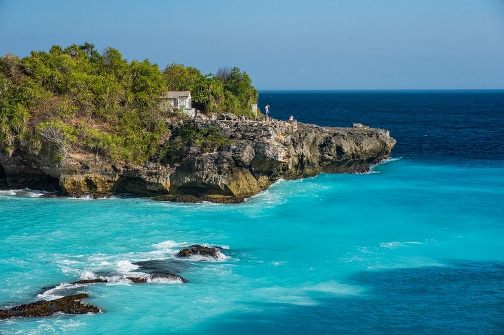Guida a Nusa Lembongan costa con onde