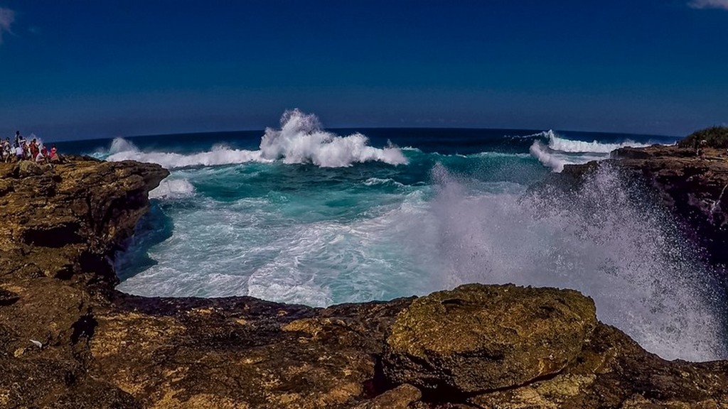 Guida a Nusa Lembongan onde alte sulla scogliera