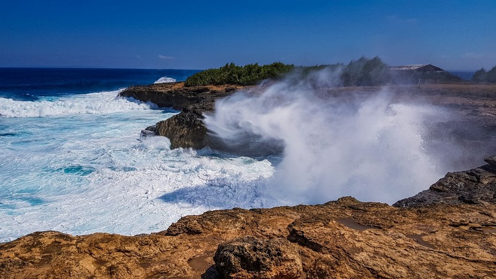 onde alte sulla scogliera