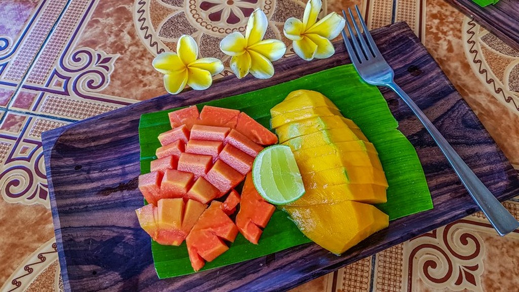 mango e papaya tagliati nel piatto