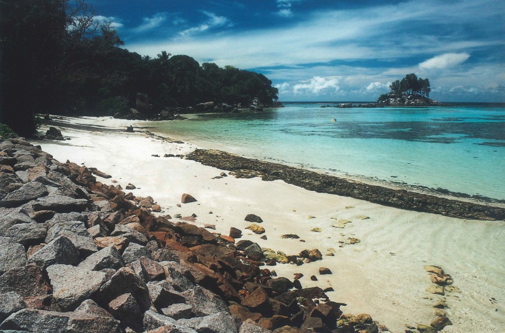 Seychelles fai da te spiaggia in bassa marea con isola in fondo