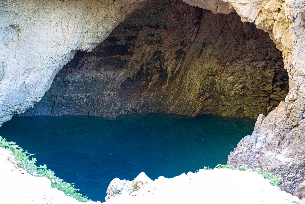 In visita a Fontaine de Vaucluse dolina con acqua