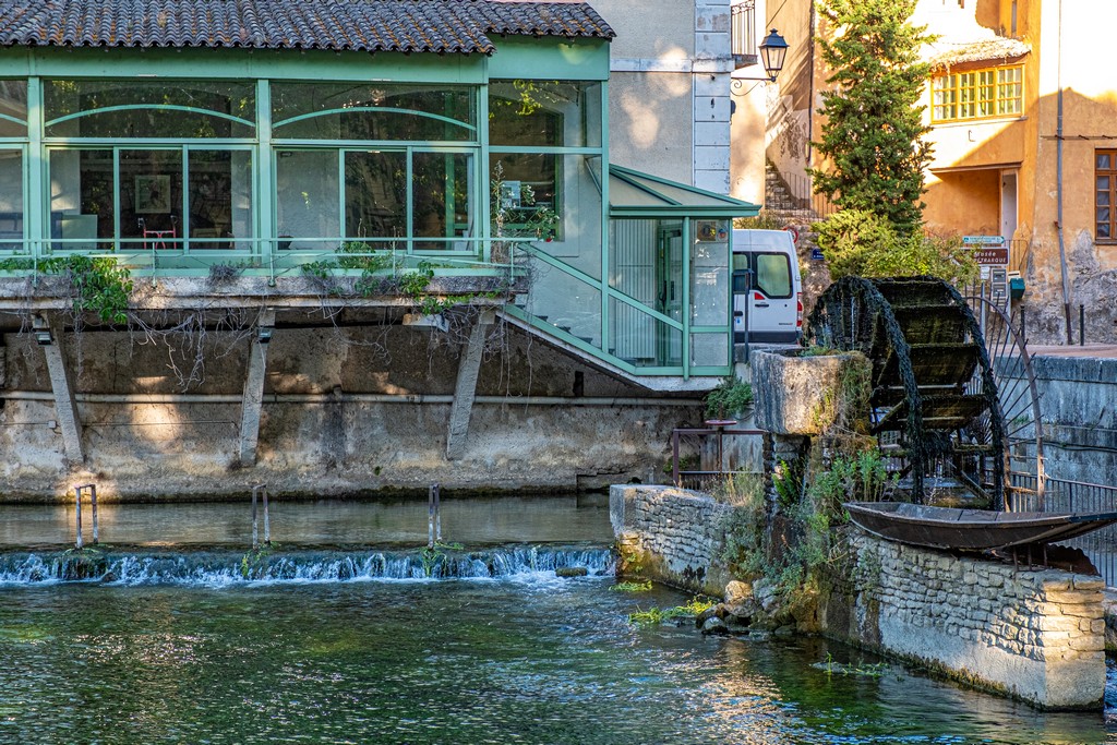 Provenza visita villaggi sulla Sorgue ruota sul fiume