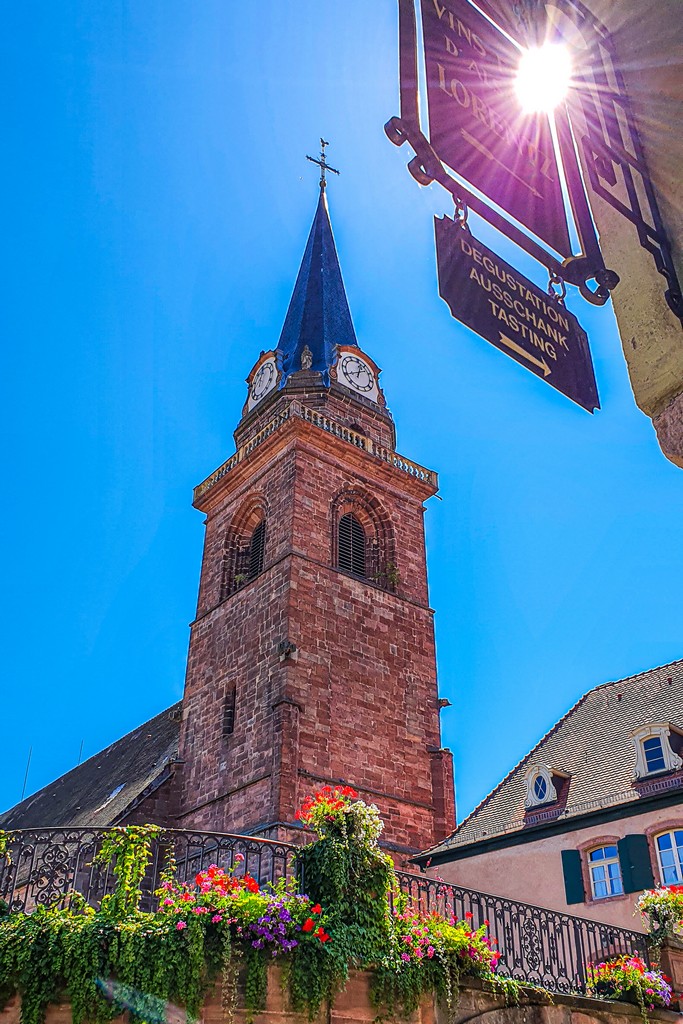 campanile della chiesa con riflesso