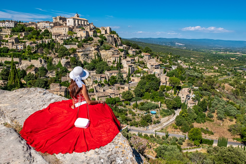 3 giorni in Provenza ragazza in rosso sul punto panoramico