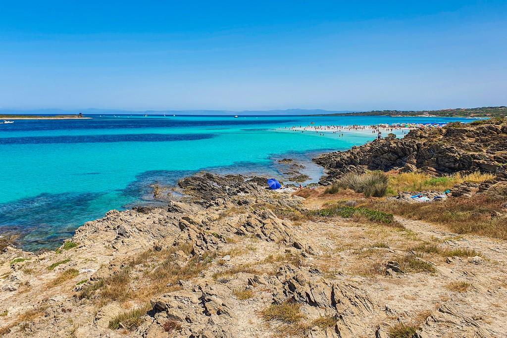 La Pelosa a Stintino vista della scogliera oltre la spiaggia