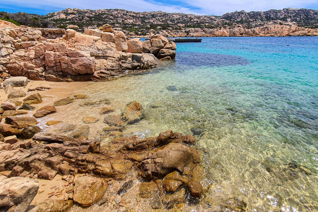 Guida all’arcipelago della Maddalena Sardegna insenatura di sassi